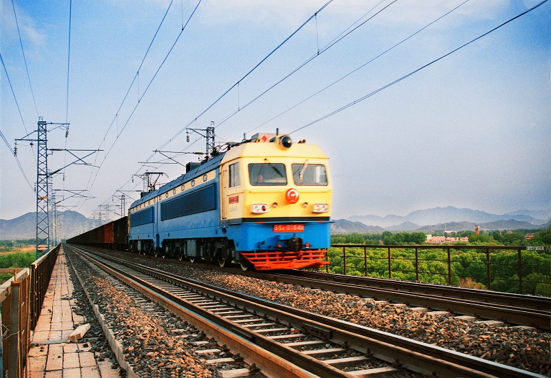 1.   株洲電力機(jī)車有限公司生產(chǎn)的韶山4型電力機(jī)車行駛在我國(guó)第一條開行萬噸單元重載雙線電氣化鐵路大秦線上.胡斌攝.jpg